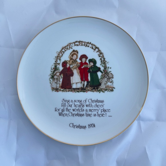 Holly Hobbie 1974 Sing a Song of Christmas Plate - Picture 1 of 3